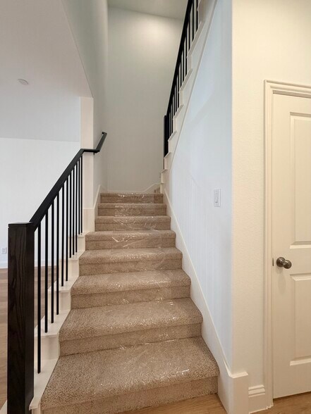 stairs - 4809 Lunker St