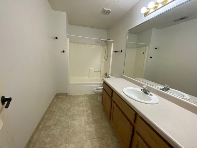 Building Photo - "2-Bedroom Townhouse with 2 Full Baths in the Heart of Saint George - Spacious 1,290 Sq. Ft. Retr...