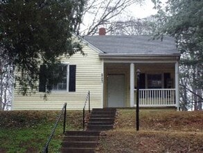 Building Photo - Cute One Level House with Eat-In Kitchen