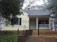 Building Photo - Cute One Level House with Eat-In Kitchen