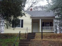 Building Photo - Cute One Level House with Eat-In Kitchen