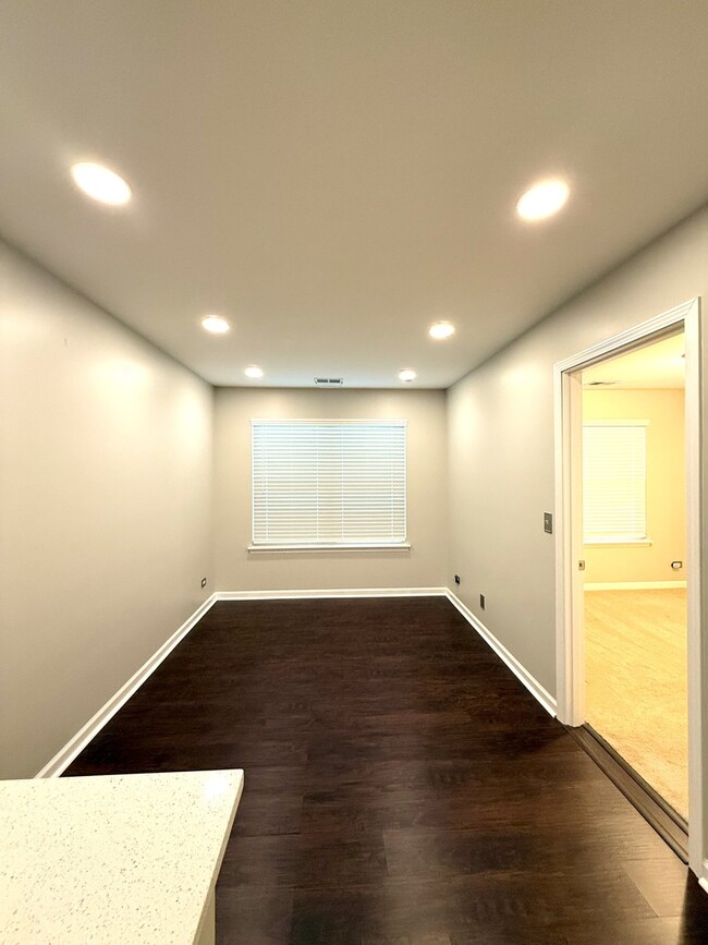 Building Photo - 643 Holiday Ln