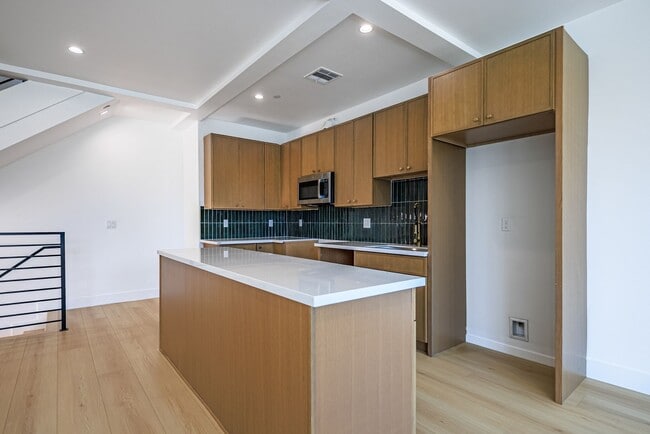 Building Photo - 1259 S Longwood Ave