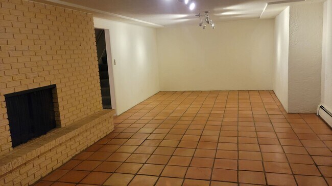 Building Photo - 3 Bed, 3 Bath with Downstairs Kitchenette ...