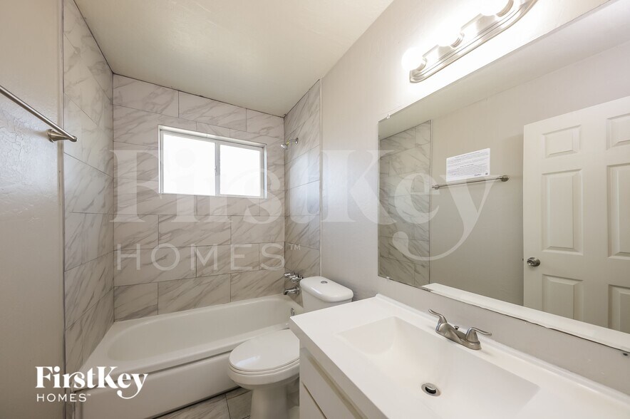 Building Photo - 1308 W Elm St