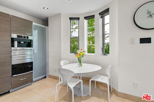 Building Photo - 443 N Palm Dr