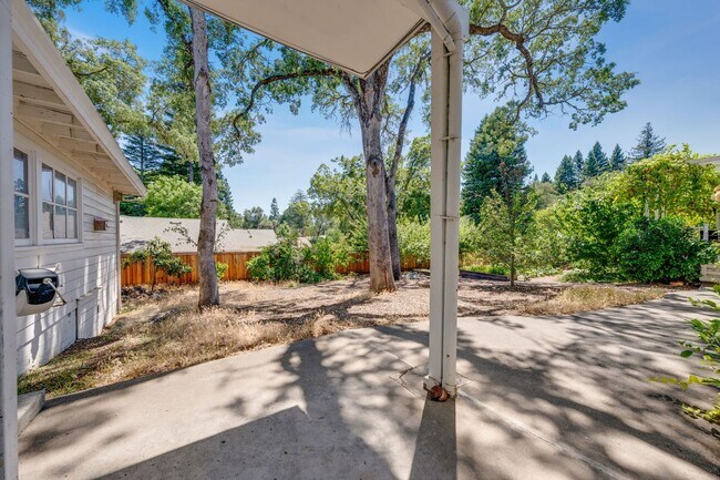 Building Photo - Private 2-Bedroom Fair Oaks Duplex with Gated Driveway & Garage!