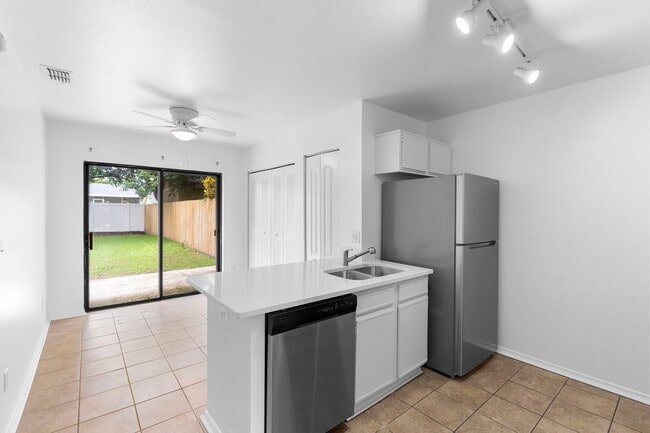 Building Photo - Beautiful Newly Renovated 2 Bedroom 2 Bath...