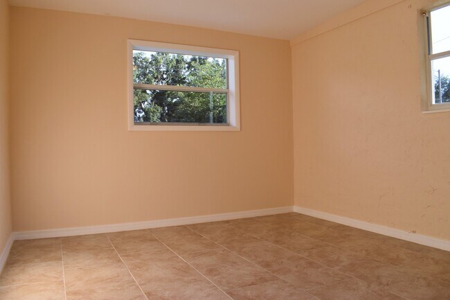 Building Photo - Reduced price! Great Neighborhood!