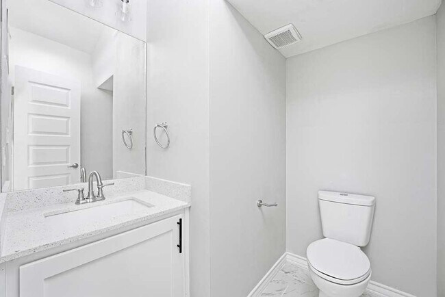 Building Photo - 2409 E Viviana St