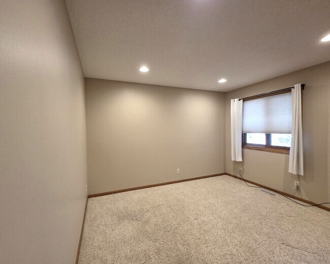 Building Photo - Nice 3 Bedroom 3 Bathroom Twinhome in River Falls