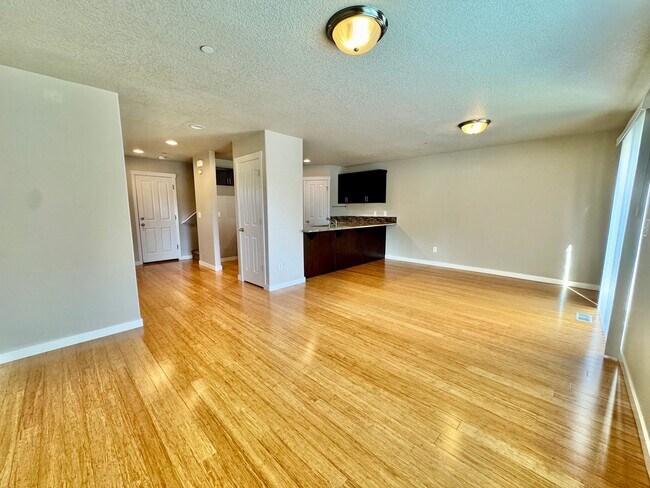 Building Photo - Ask about free rent... Nearly New, wonderf...