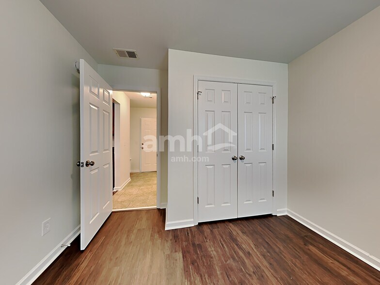 Building Photo - 422 Lions Den Dr