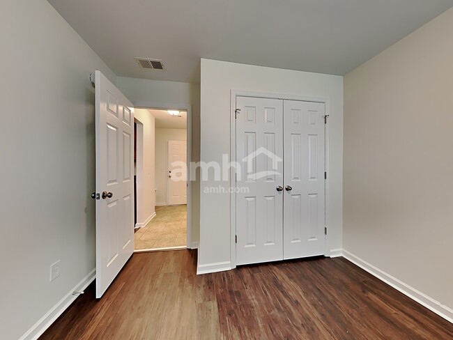 Building Photo - 422 Lions Den Dr