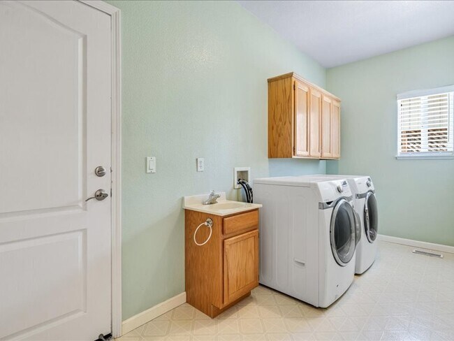 Building Photo - 9759 Dawn Way