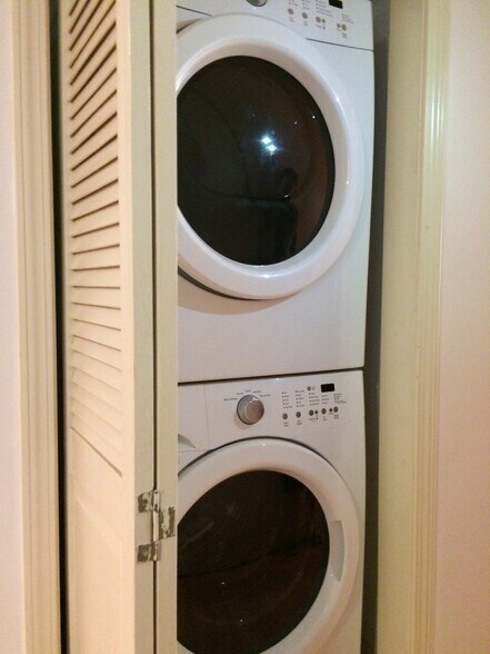 Building Photo - 681 40th Ave