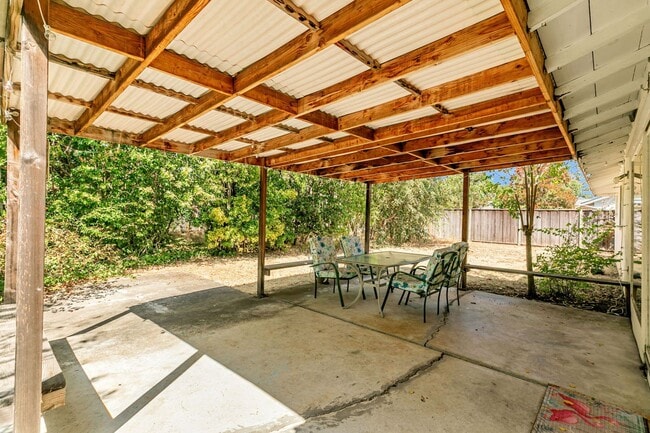 Building Photo - Classic Ranch Style Home in Top School Dis...