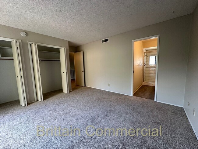 Building Photo - 6531 Lake Park Dr