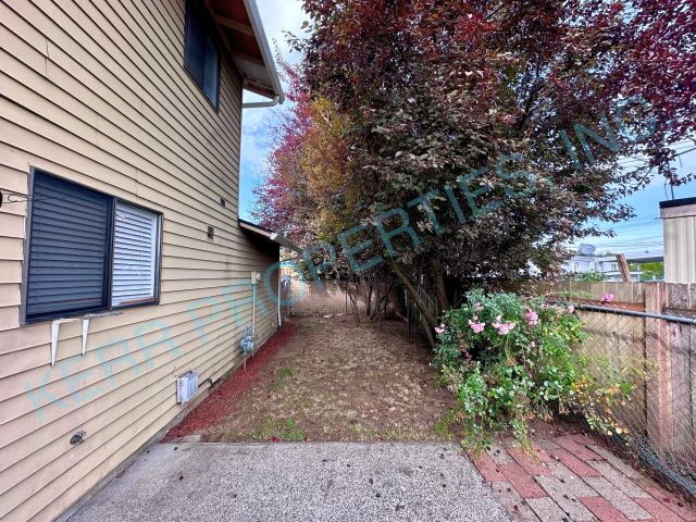 Building Photo - Charming 3-Bed Duplex in Gresham with Spacious 1100 Sq Ft Layout!