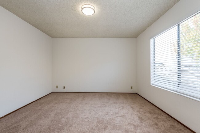 Building Photo - Harborside Waterfront 4 Bed/2.5 Bath Townhouse in Foster City