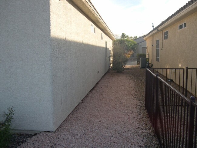Building Photo - 2522 Libretto Ave