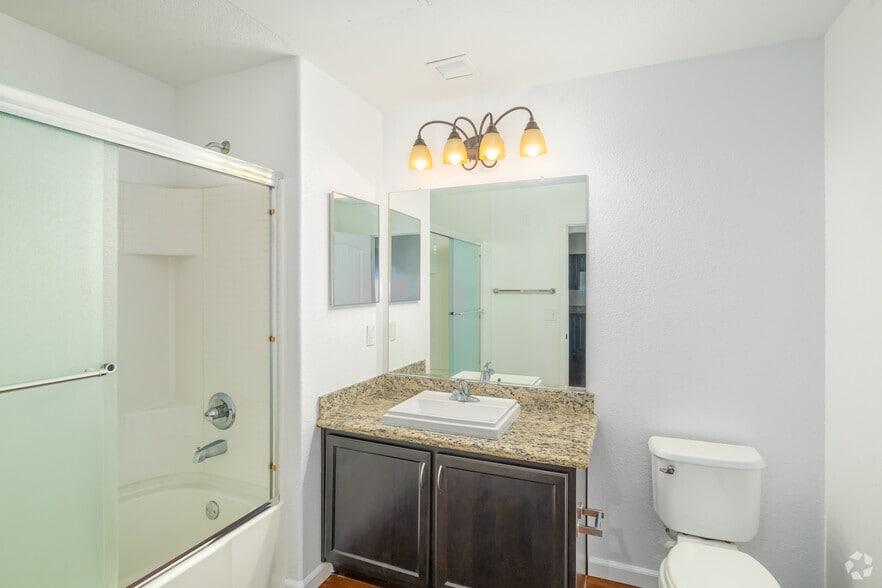 1BR, 1BA - 780SF - Bathroom - Legado de Ravel