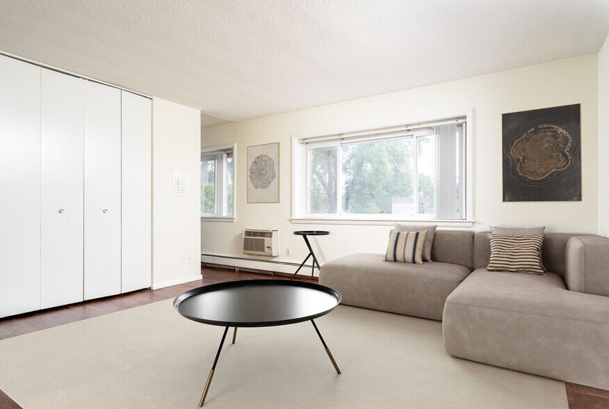 Interior Photo - 242 West Franklin Ave