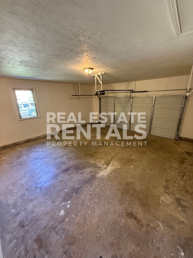 Building Photo - 120 S Hawk Dr
