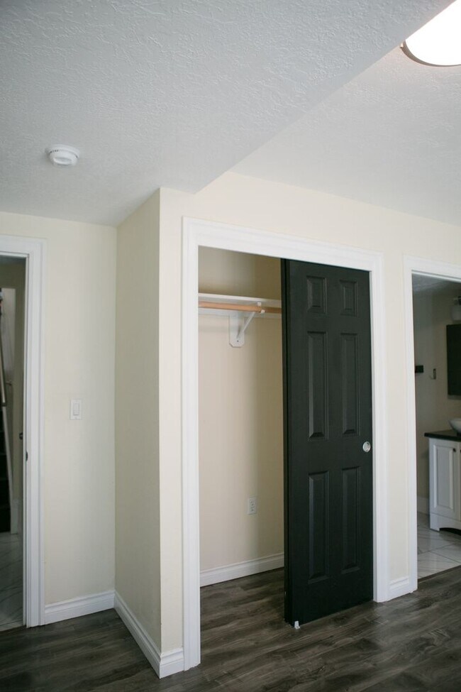 Building Photo - 4 bedroom 3 bath house for rent- Great location in Milwaukie, OR!