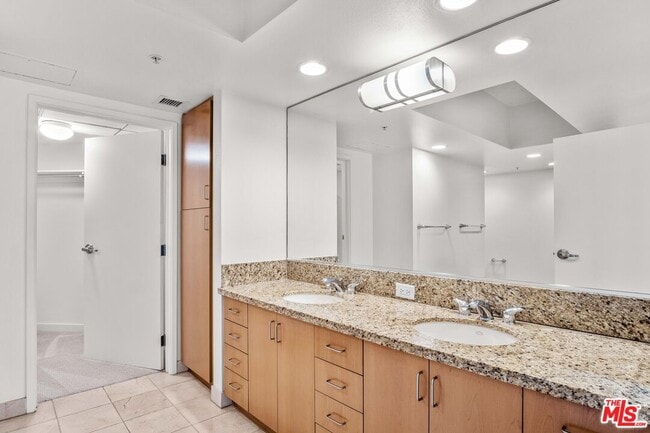 Building Photo - 13700 Marina Pointe Dr