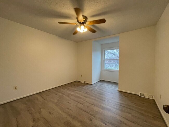 Building Photo - {12901} Spacious Townhome with a 1 car garage & full basement