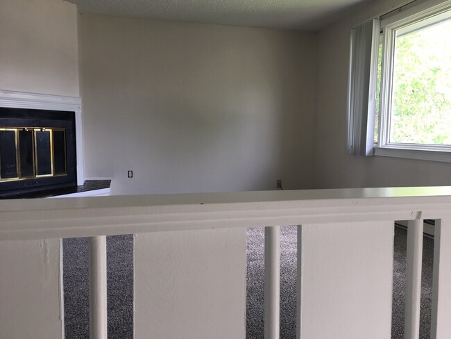 Building Photo - 3 Bedroom, 2 Bathroom Duplex- 5 minute wal...