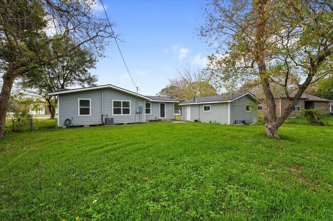 Building Photo - 1801 W Houston Dr