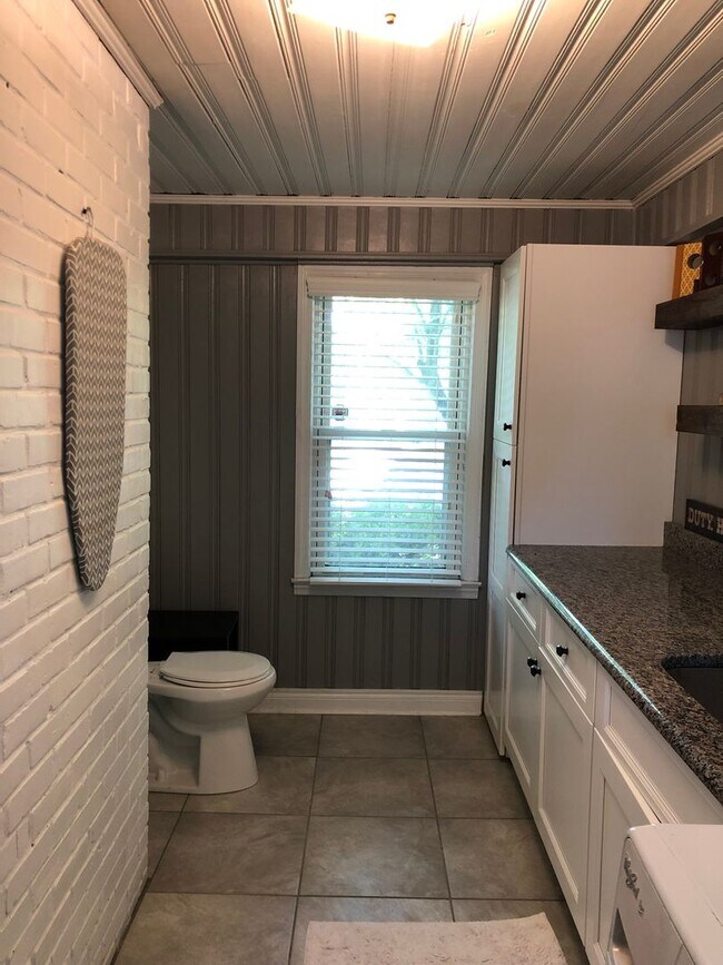 Building Photo - Charming Home in Haymount