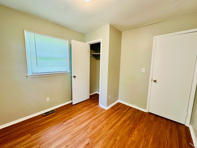 Building Photo - 3 bedroom home near Cane Run Rd now availa...