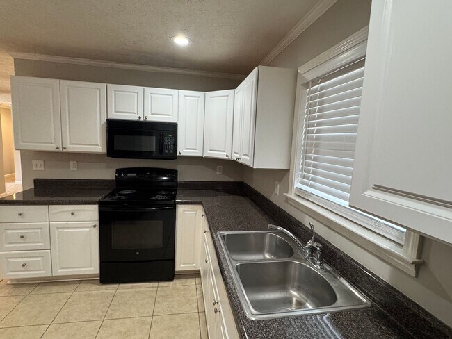 Building Photo - Lovely Brick Home!