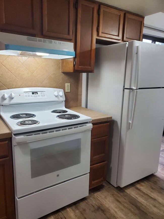 Building Photo - Townhome Style Living!