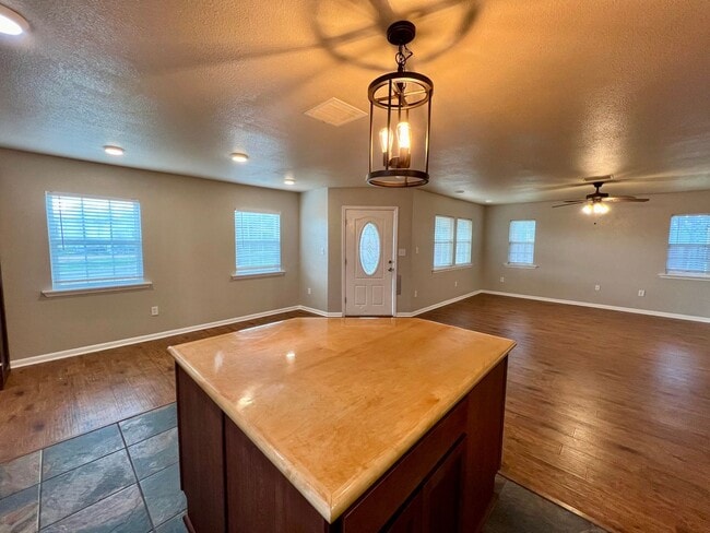 Building Photo - MUST SEE!! Rustic Style 3 Bedroom / 2 Bath...