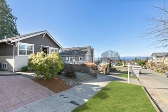 Building Photo - Gorgeous AIR CONDITIONED West Seattle Char...