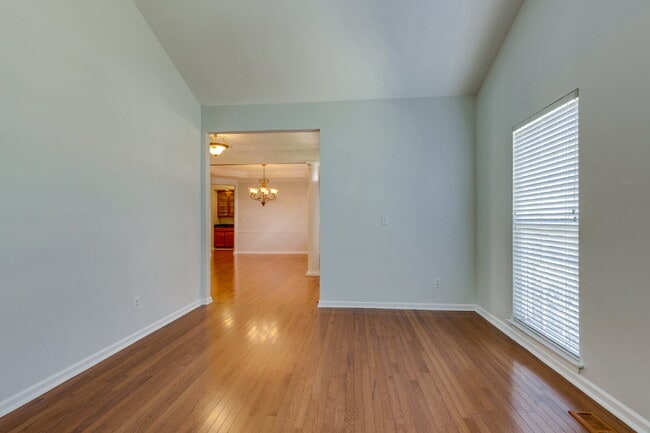 Building Photo - Luxury, Location, and Lifestyle on Rolling...