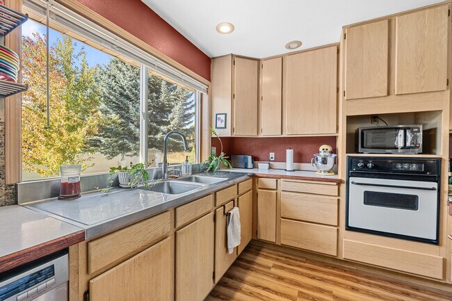 Building Photo - 1005 N 3rd St E