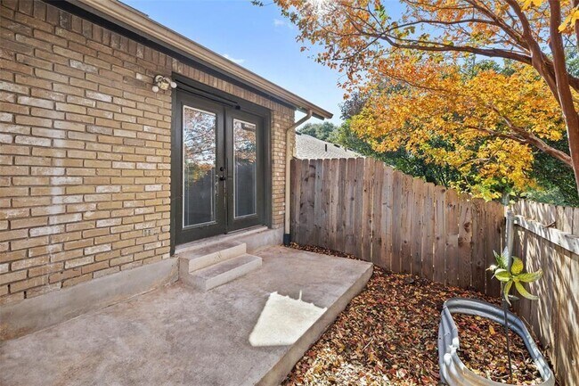 Building Photo - 1015 E Yager Ln