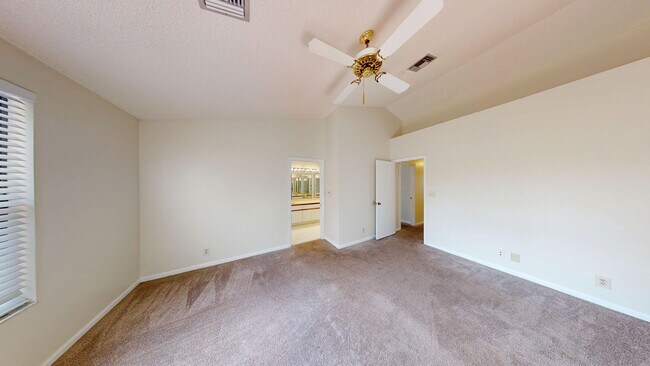 Building Photo - Spacious 3Bed/2.5Bath/Garage Home in Via Verde