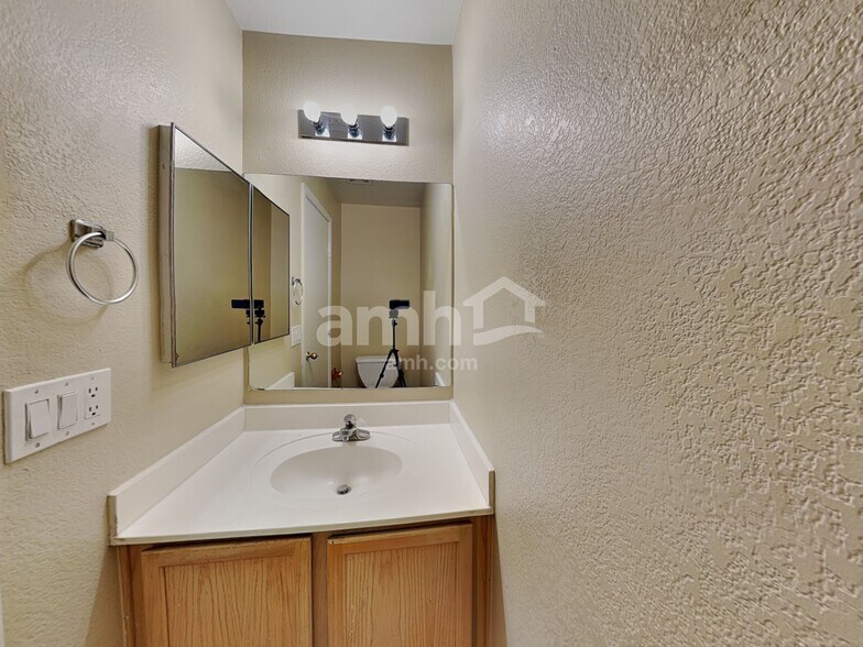 Building Photo - 7926 N 54th Dr