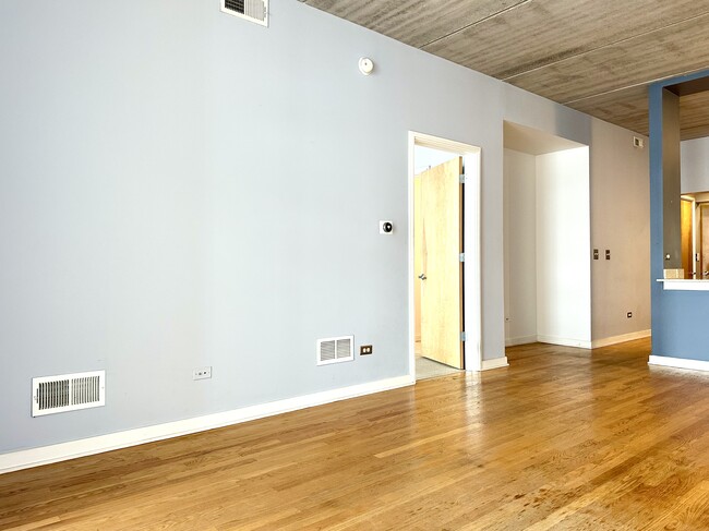 Building Photo - 5430 N Sheridan Rd