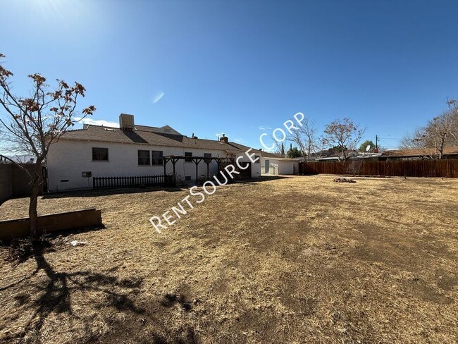 Building Photo - 3 Bedrooms/3 Bathrooms Single Story Home f...