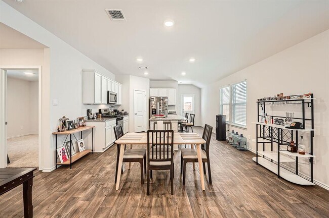 Building Photo - 190 Frogmore Lp