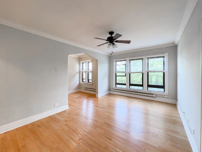 Building Photo - 4742 N Hermitage Ave