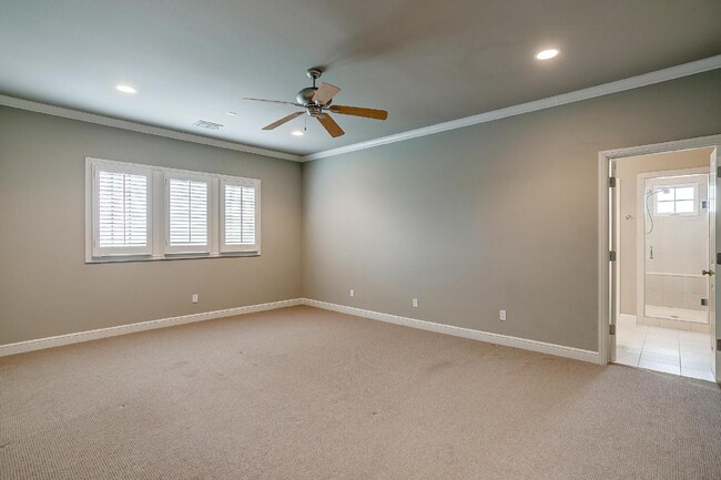 Building Photo - Spacious Townhome Steps Off Camp Bowie!