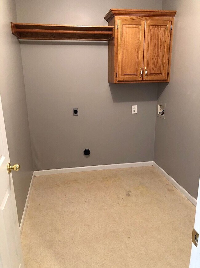 Building Photo - COMING SOON!! 5 Bed, 3.5 Bath, Pet Friendly!!
